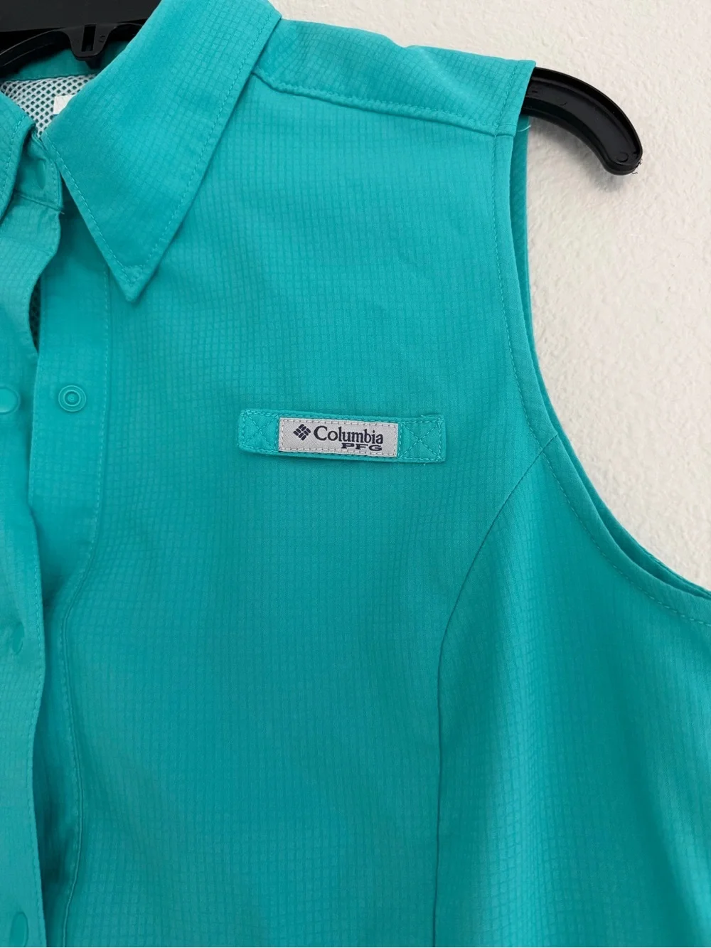 Columbia Sleeveless Turquoise Button-Front Shirt